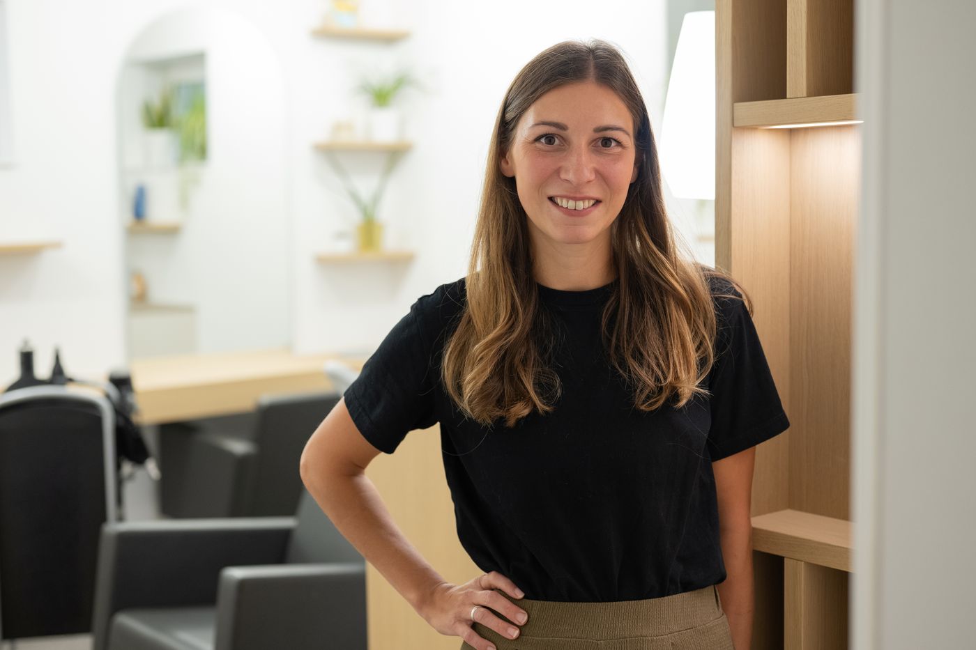 Gisi lächelt in ihrem Salon